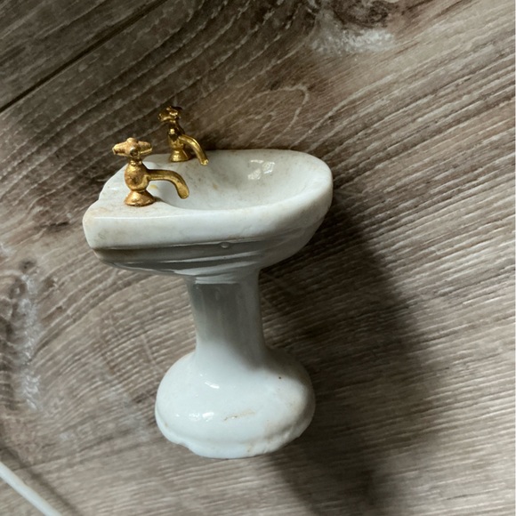 Vintage Doll House Furniture Bathroom, Kitchen Stove with Metal Pots - Picture 2 of 4